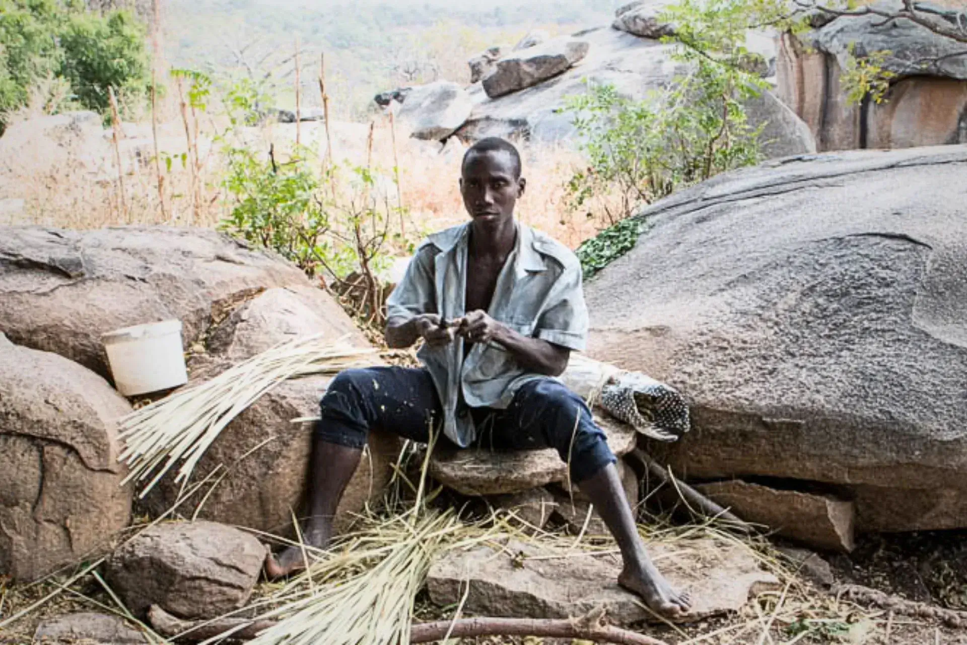 Artesano Diola trabajando la hoja de palma
