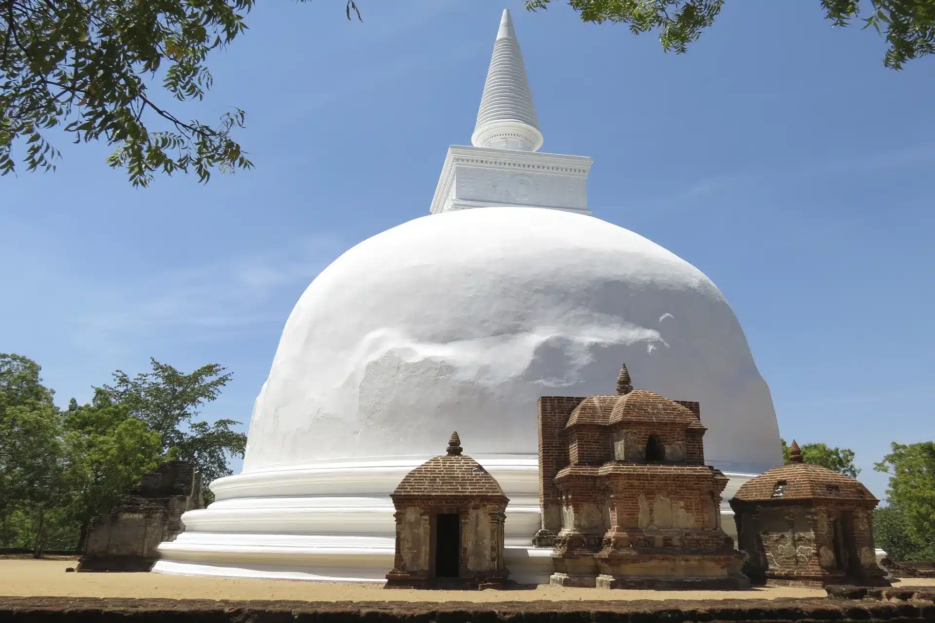 Una estupa blanca del yacimiento arqueológico de Polonnaruwa