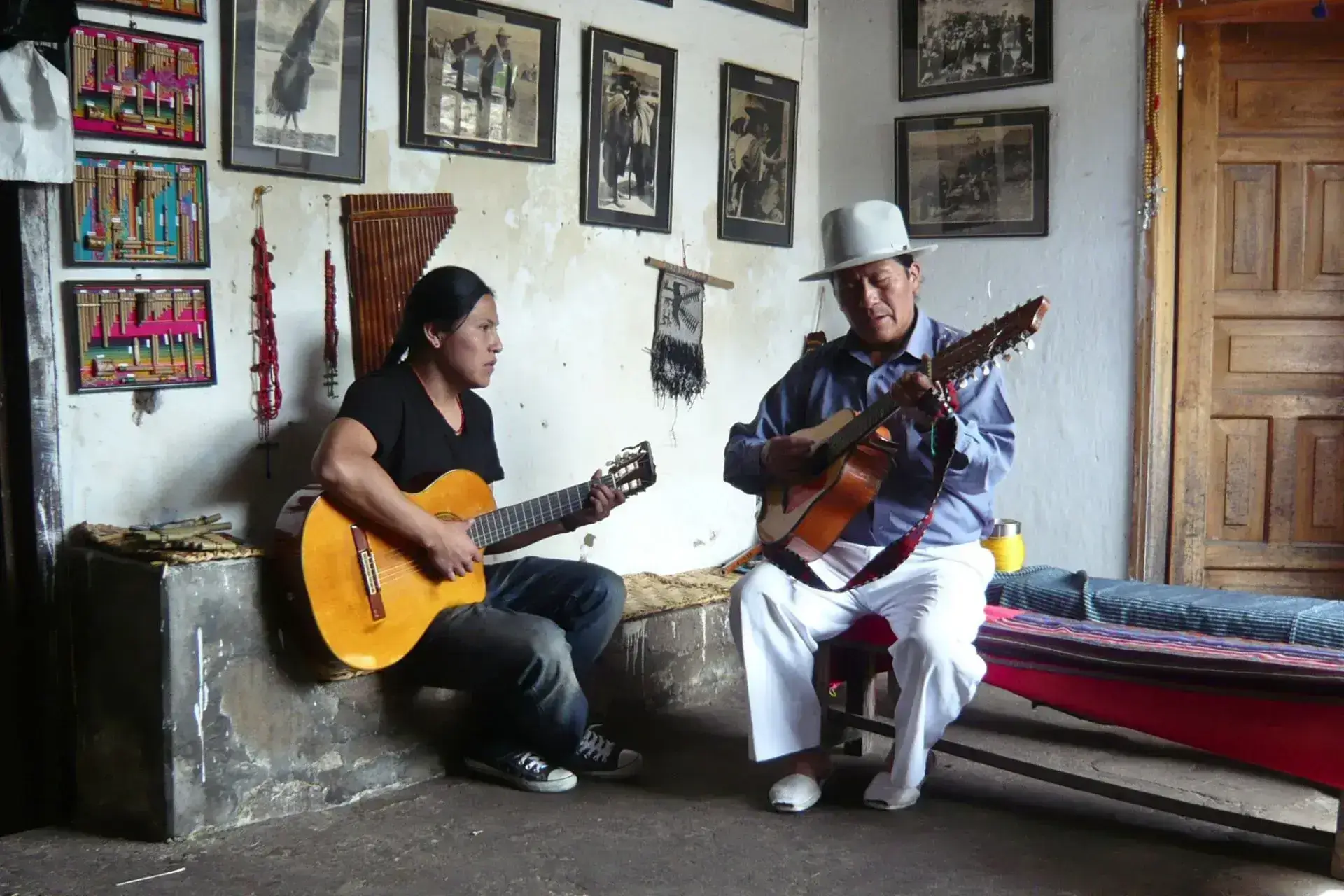 Dos músicos tocando la guitarra en Otavalo