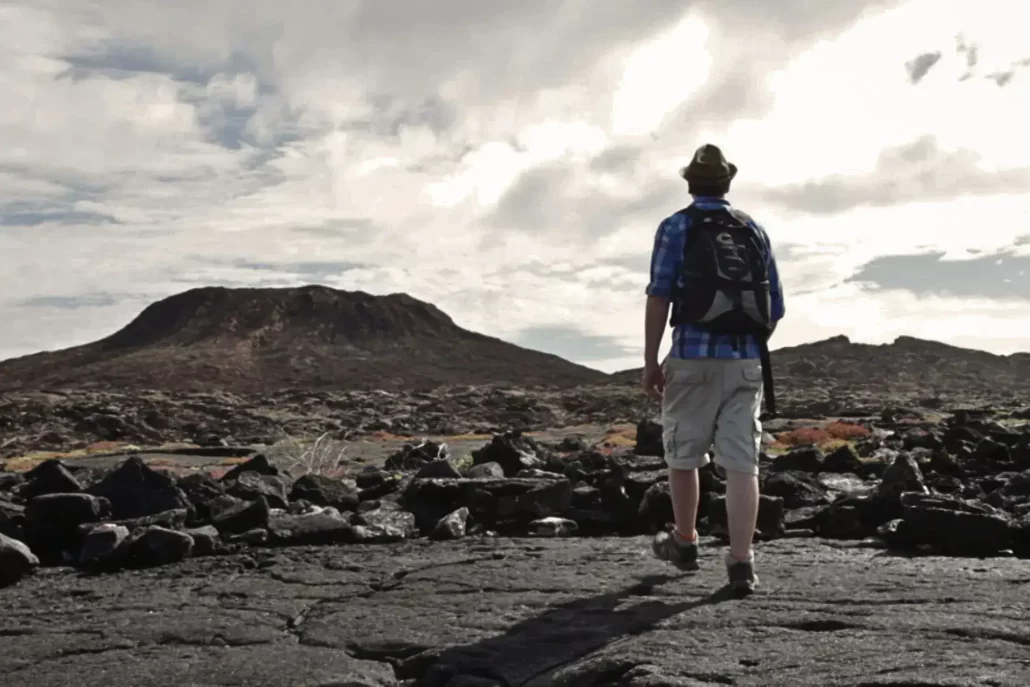 Un viajero admirando un volcán y sus alrededores en un viaje a Islas Galapagos