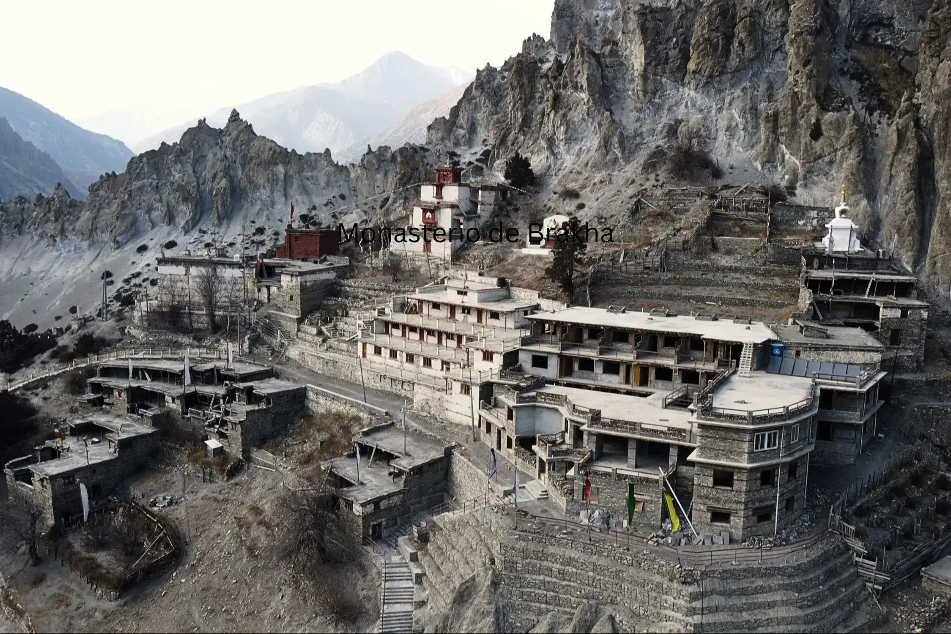 Monasterio de Brakha en Nepal a vista de dron