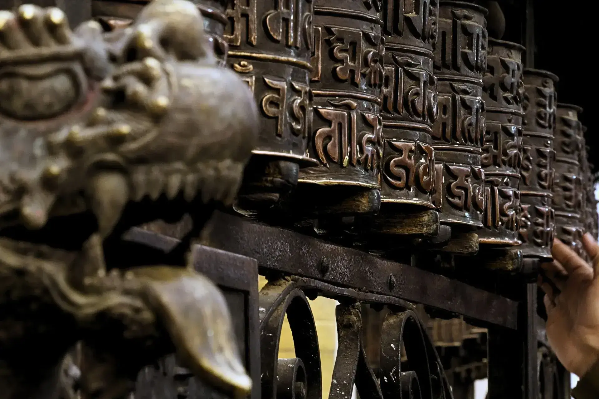 Ruedas de oración budistas en un templo de Nepal - Viaje Descubrir Nepal
