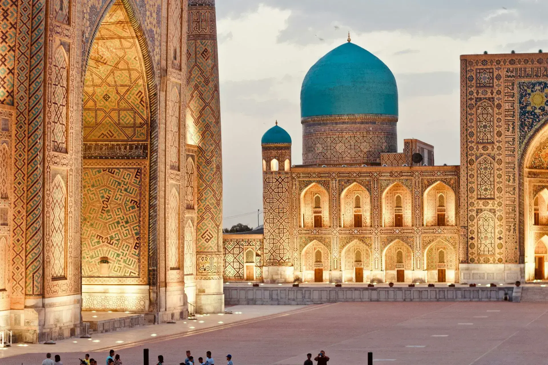 Monumentos de Samarkanda iluminados en la noche