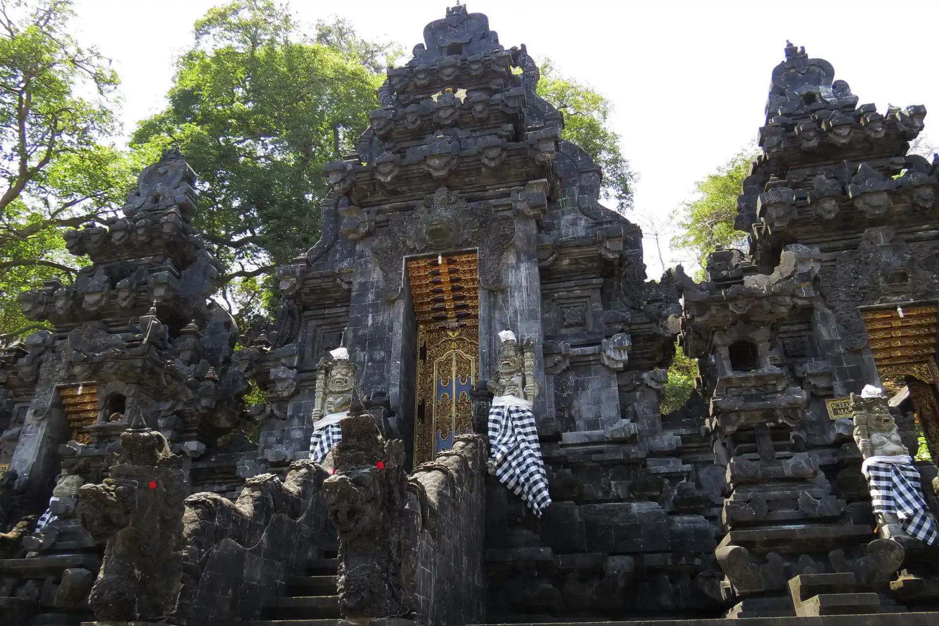 Una puerta del templo de Goa Lawah