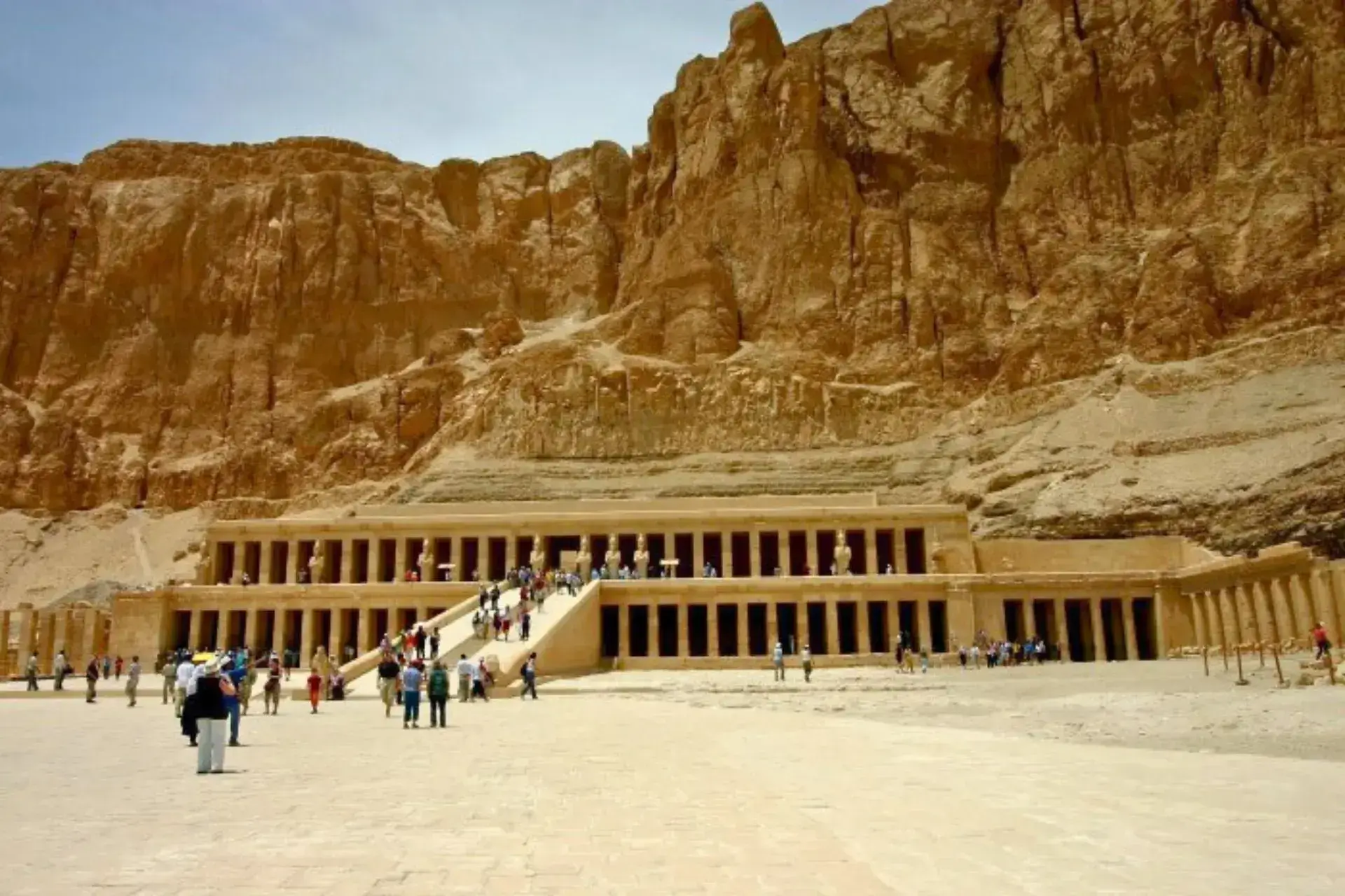 Vista panorámica del Templo funerario de Hatshepsut en Luxor
