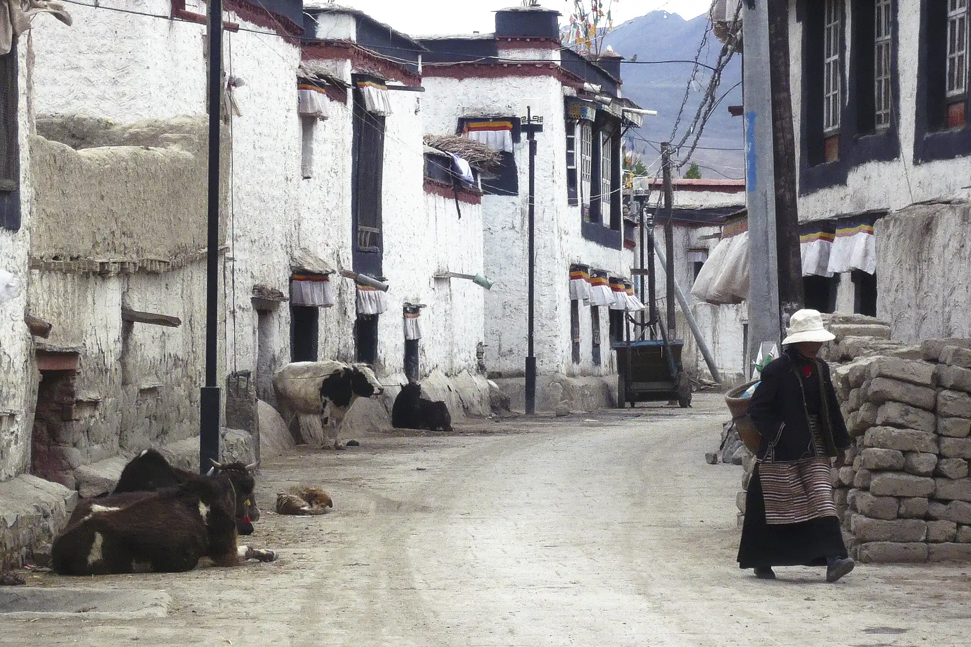 Mujer tibetana de espaldas en las calles de Gyantse - viaje al Tibet en tren