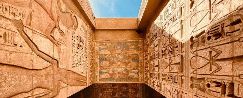 Detalle de pinturas y bajorrelieves en Egipto