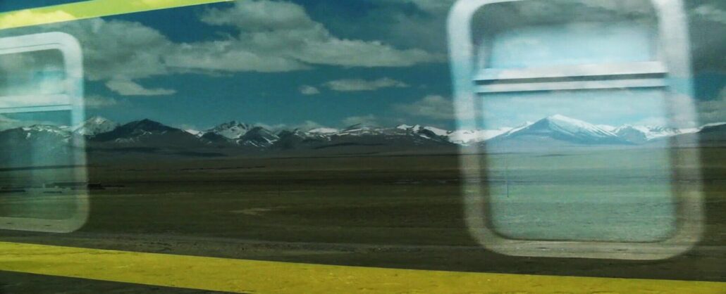 Montañas nevadas reflejadas en un tren
