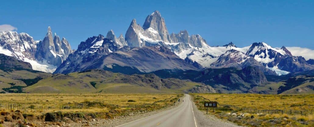 Carretera con vistas a las montañas de la Patagonia