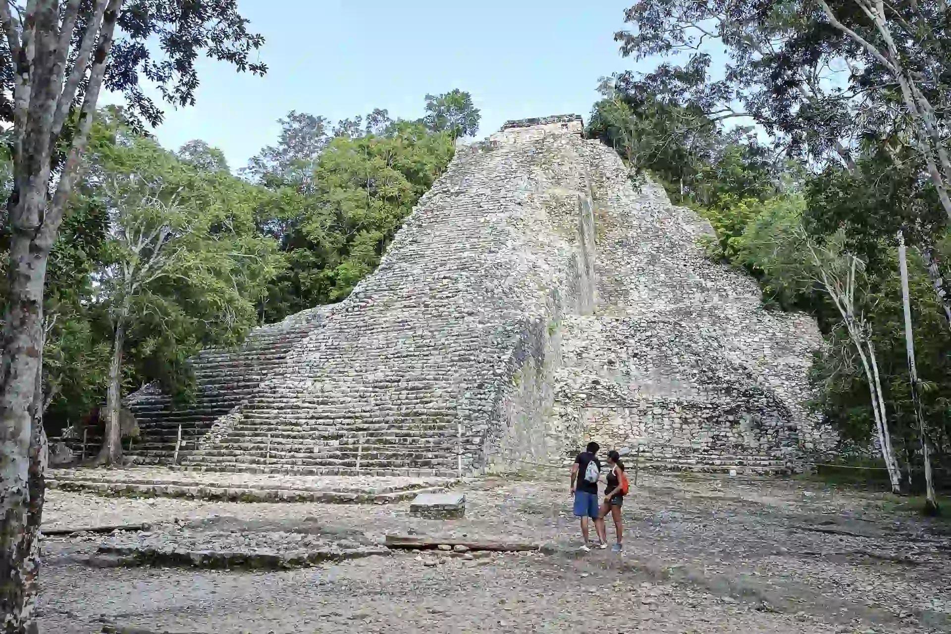 Viajeros frente a la gran pirámide de Cobá