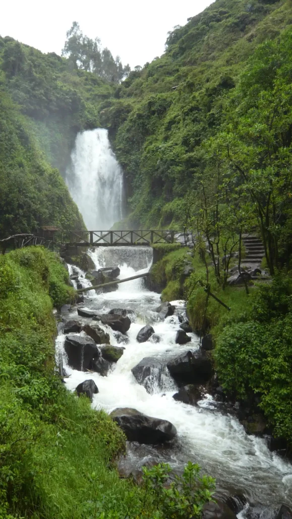 Vista integral de la cascada de Peguche en Otavalo, Ecuador