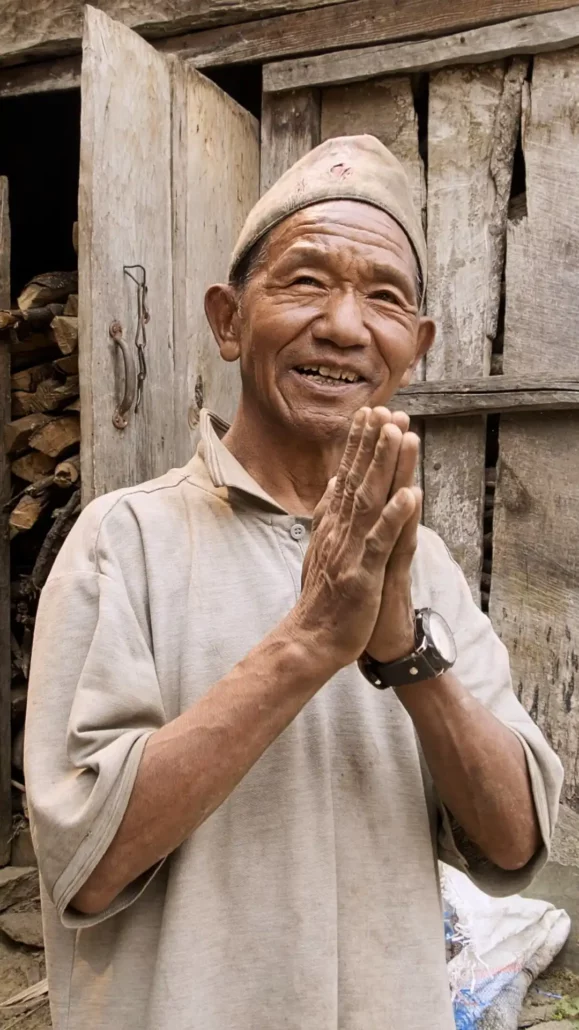 Hombre nepalí saludando a los viajeros que viajan a Nepal