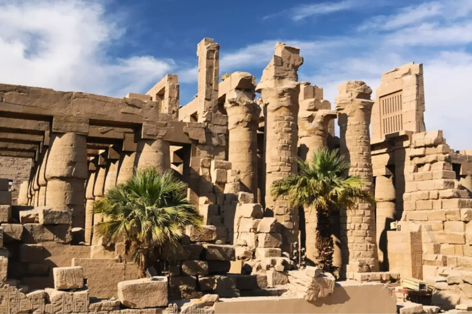 Columnas que aún siguen en pie del Templo de Karnak