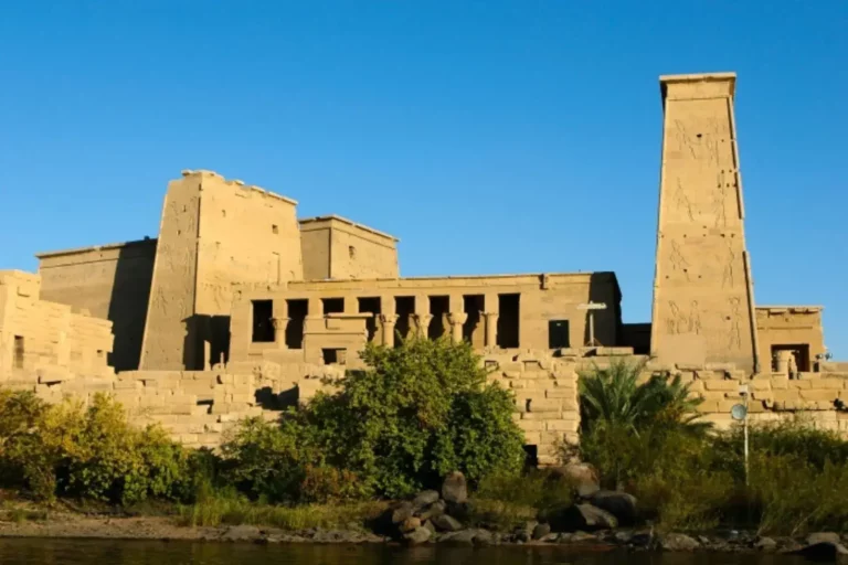 Templo de Philae visto desde una faluca en el Nilo