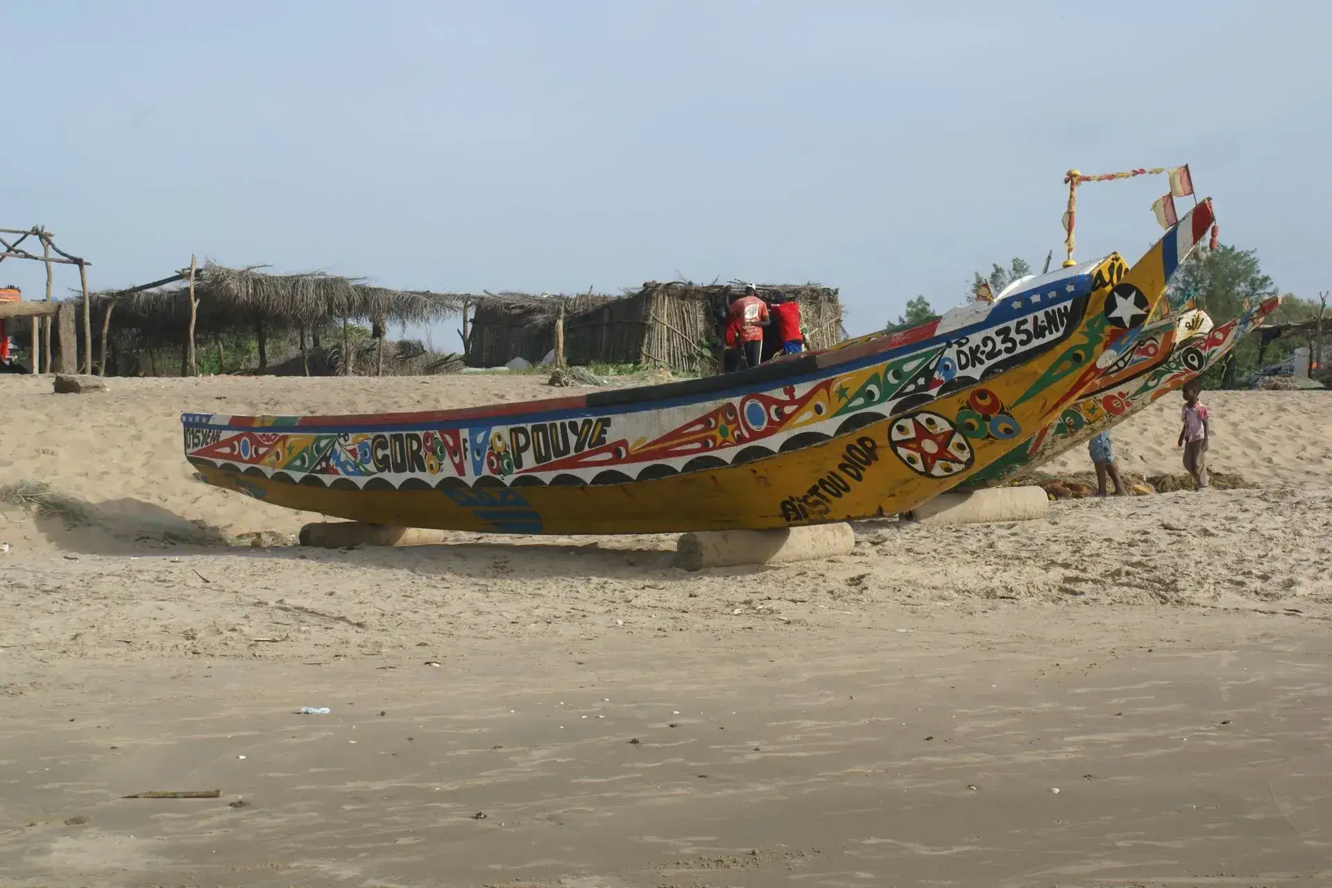 Una canoa muy colorida en la playa