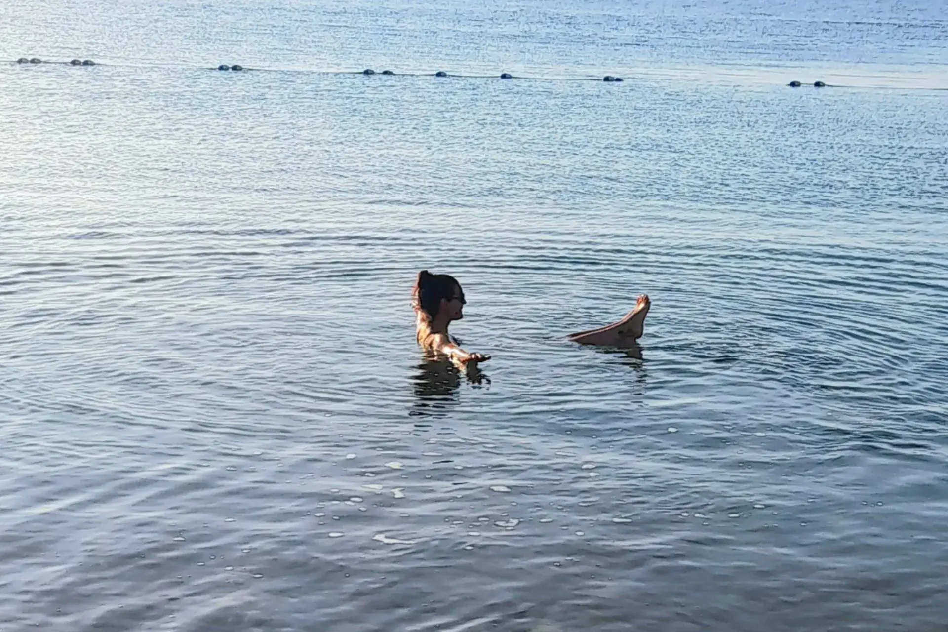 Persona flotando en el Mar Muerto