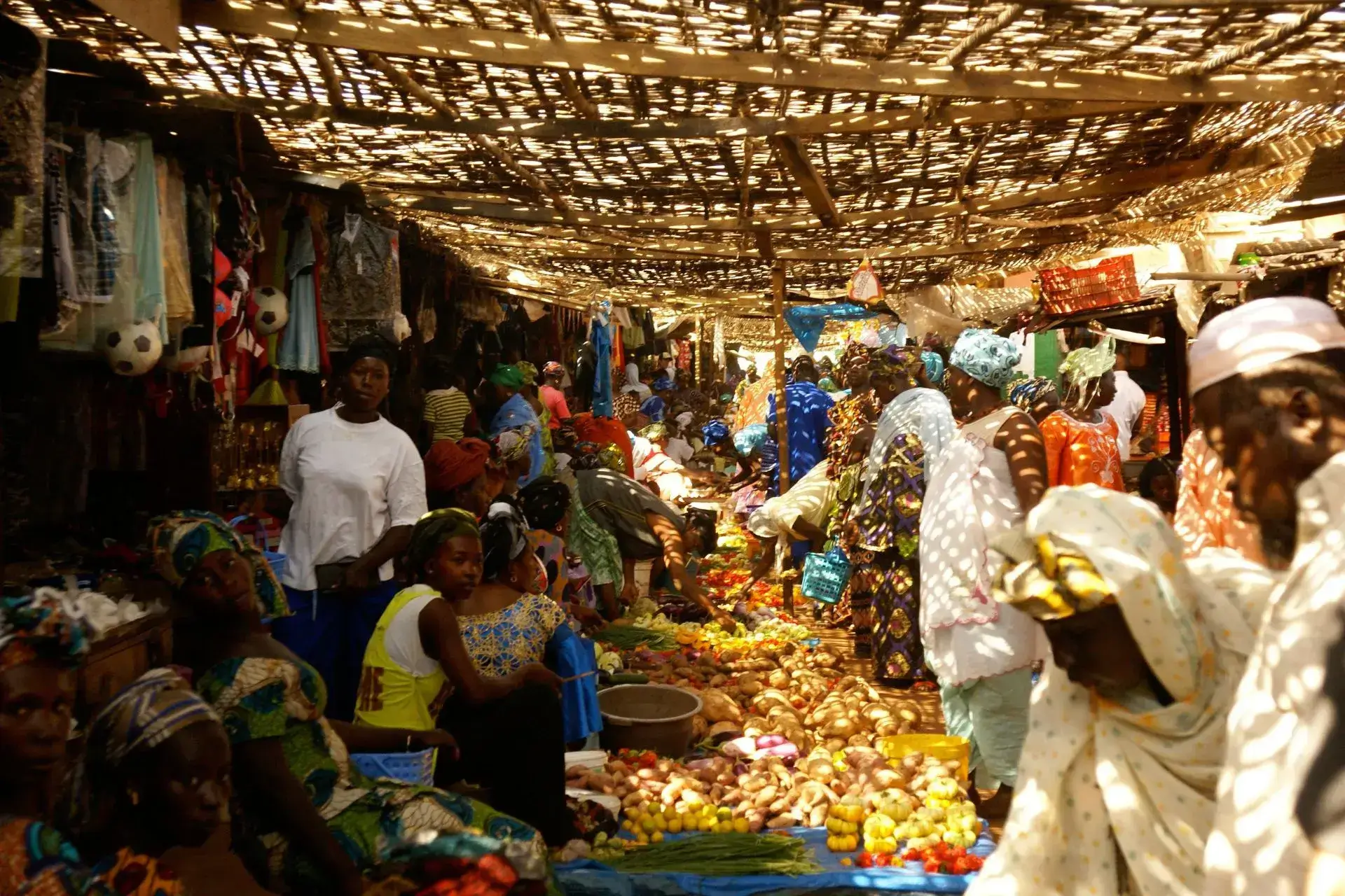 Personas comprando y vendiendo en un típico mercado senegales