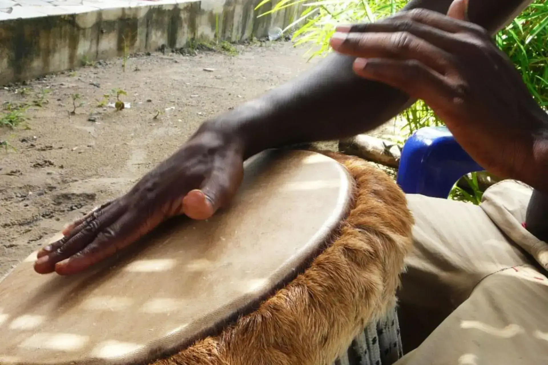 Manos tocando un tambor típico de Senegal