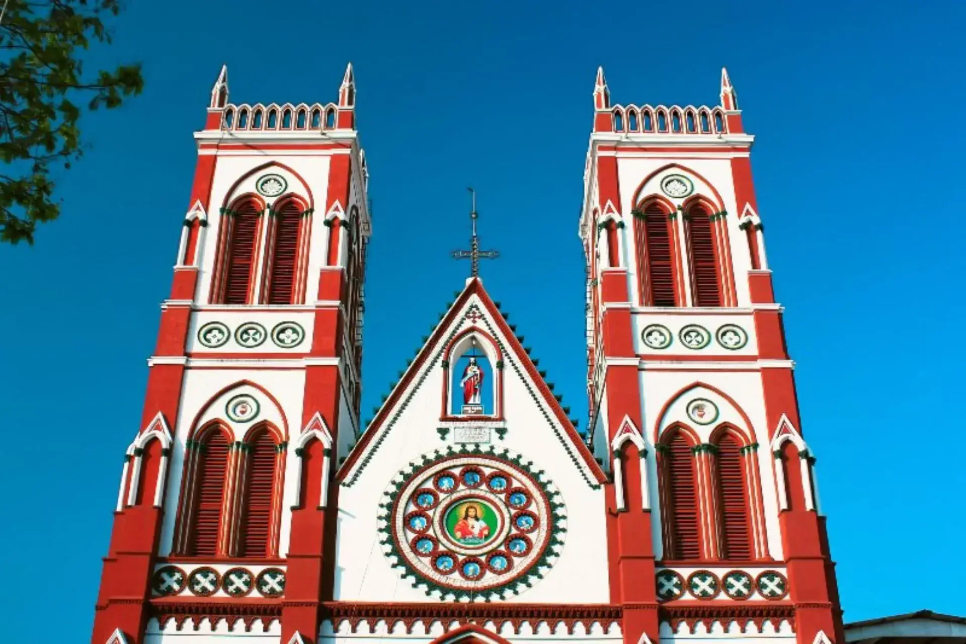 Fachada de la catedral de color rojo y blanco