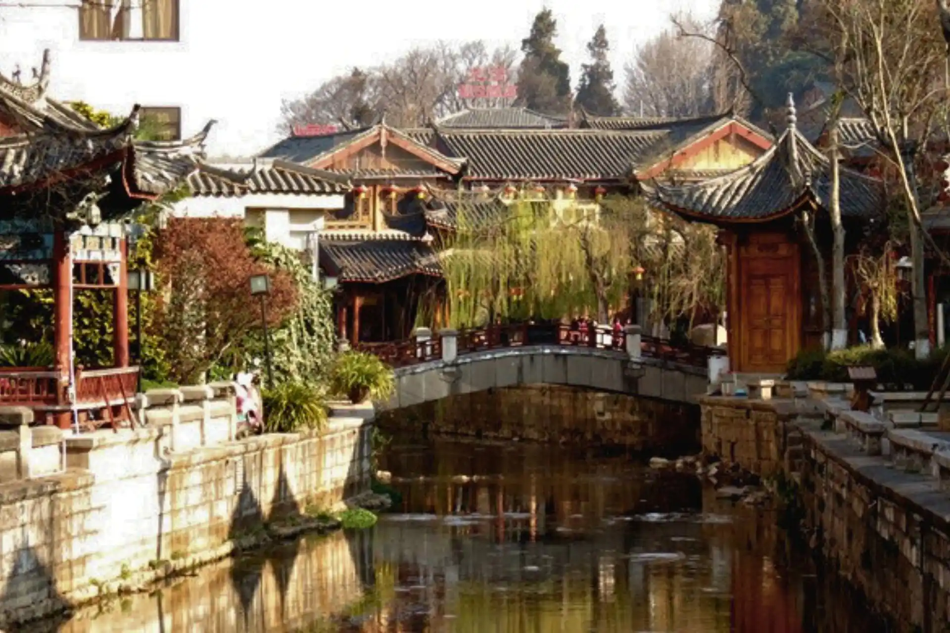 Puente y río del casco antiguo de Lijiang