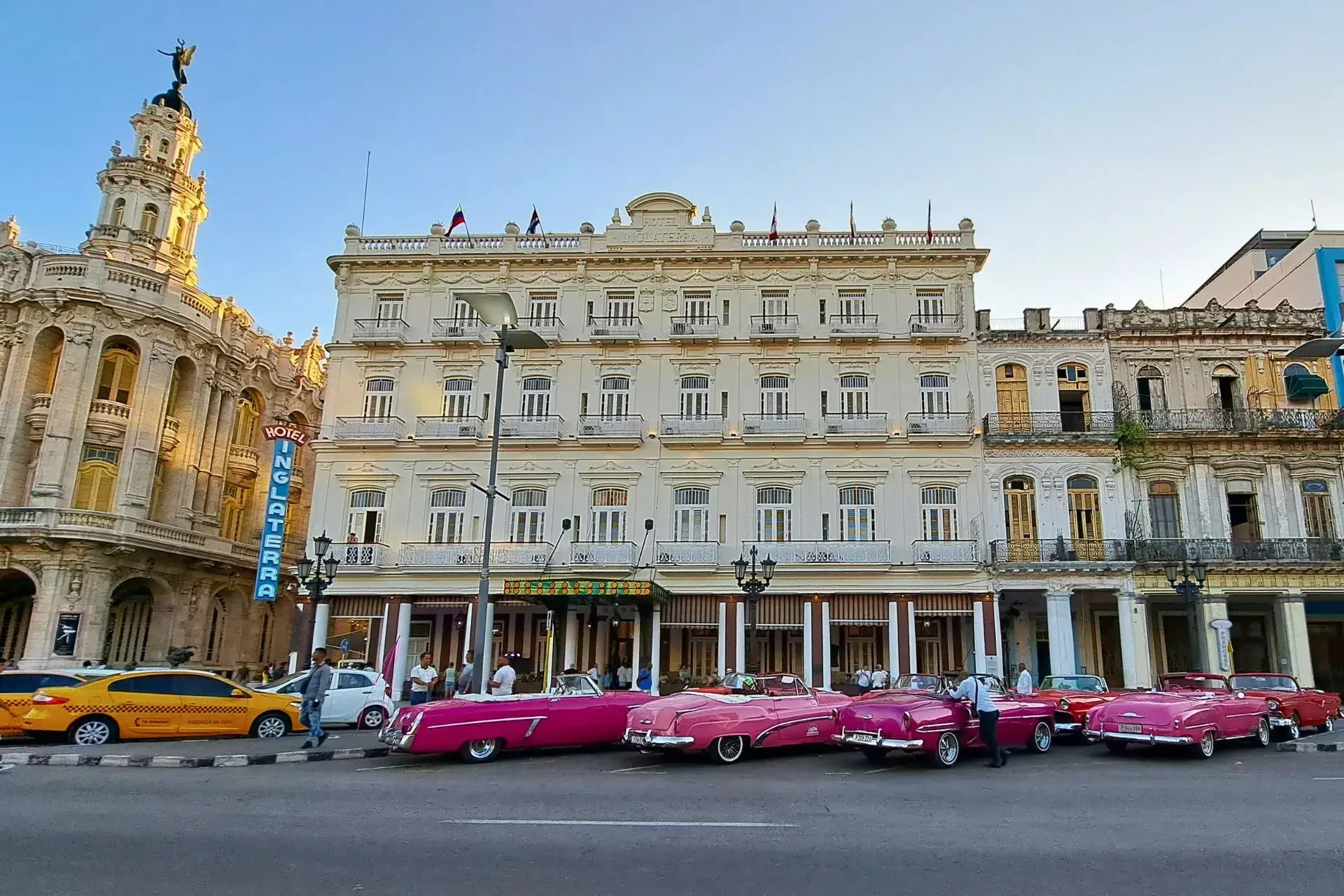 Coches clásicos aparcados delante del hotel Inglaterra, edificio de color marrón claro
