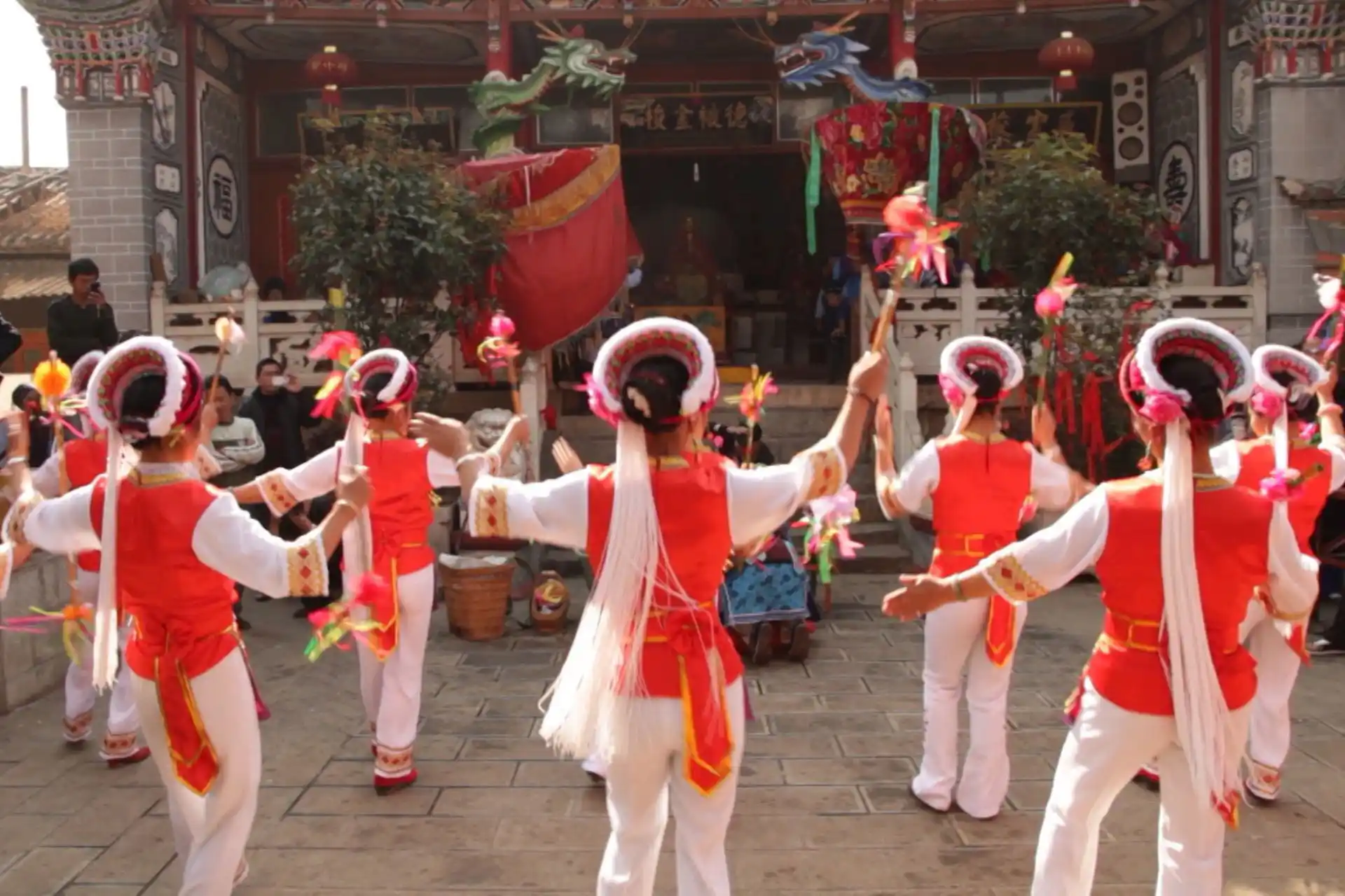 Mujeres de la etnia Bai bailando en un festival