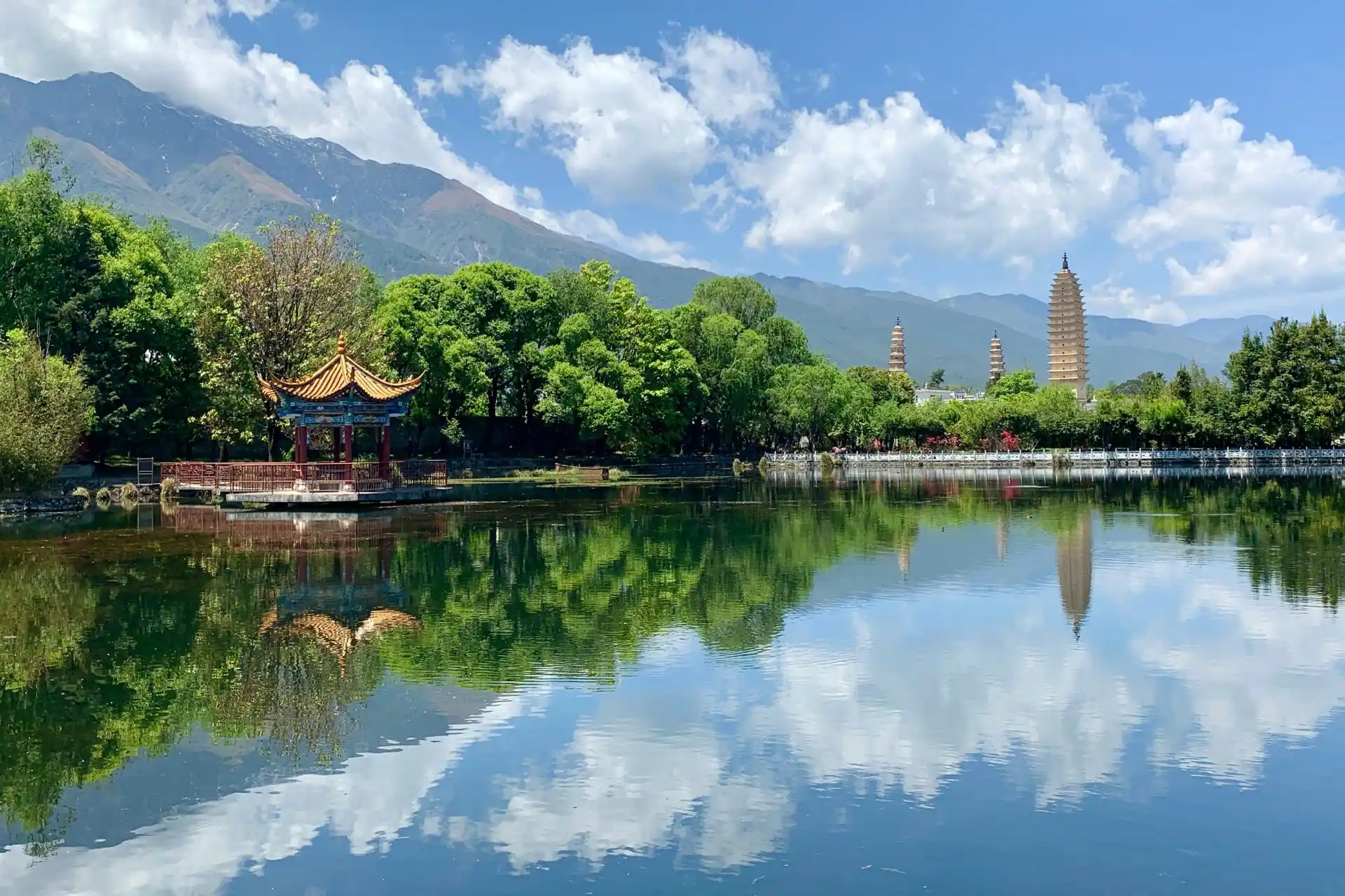 Paisaje de un lago y una pagoda de la ciudad de Dali