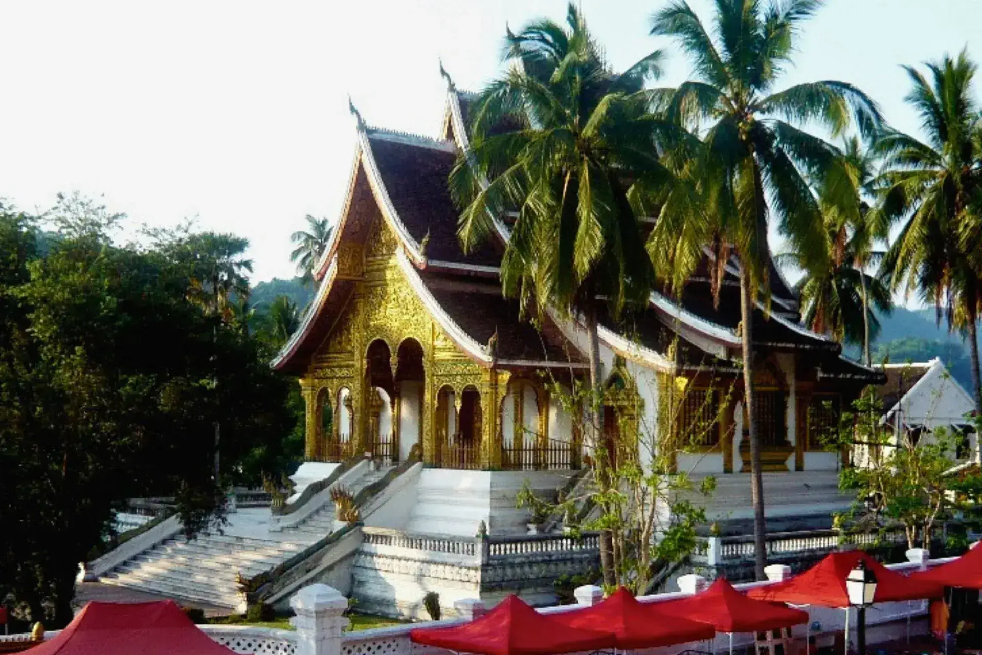 Templo con tejado a dos aguas y escaleras para acceder a la entrada que es dorada
