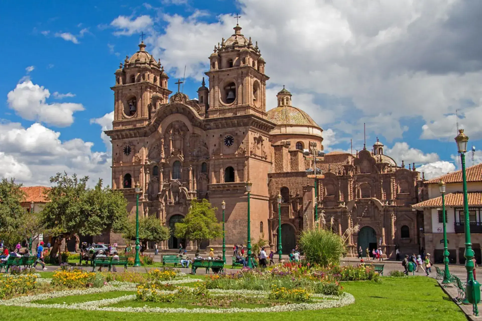 La Catedral de Cuzco y delante de ella una plaza con árboles y bancos para sentarse