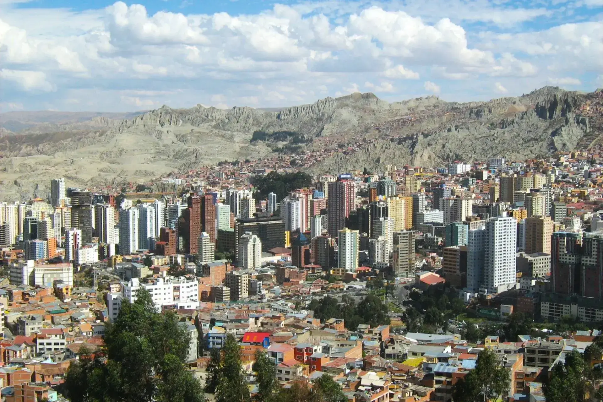Edificios altos, casas bajas y montañas de fondo de esta panorámica de la ciudad de La Paz