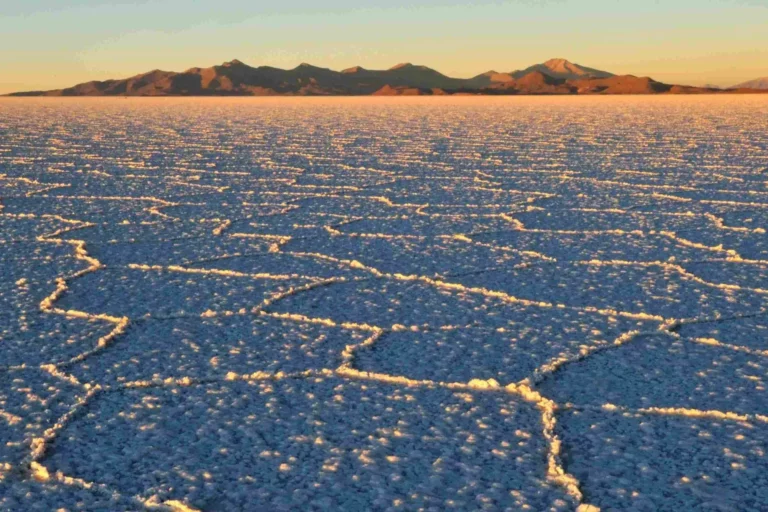 Desierto de sal con grietas bajo la luz del amanecer