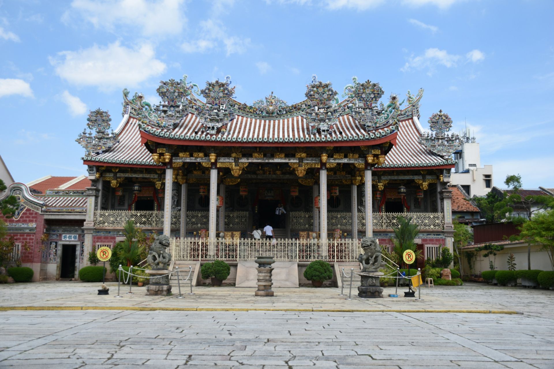 Templo chino con tejado rojo curvado
