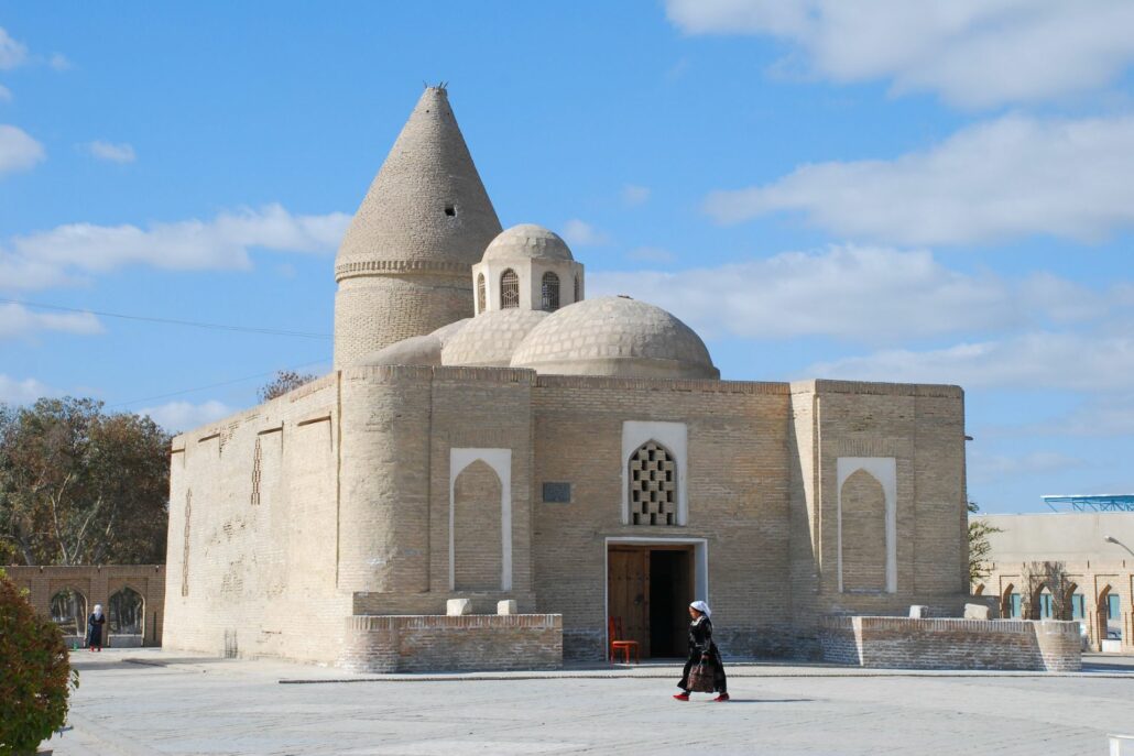 Mujer paseando frente a una mezquita en Bukhara