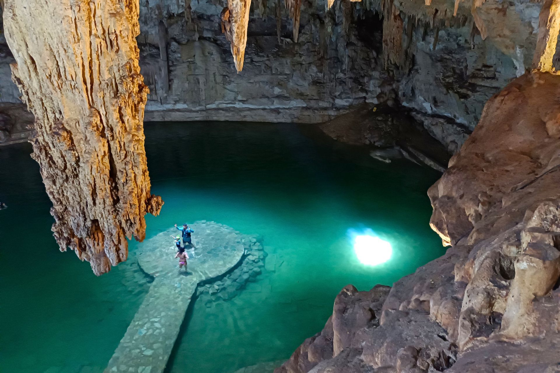 Una piscina natural dentro de una cueva