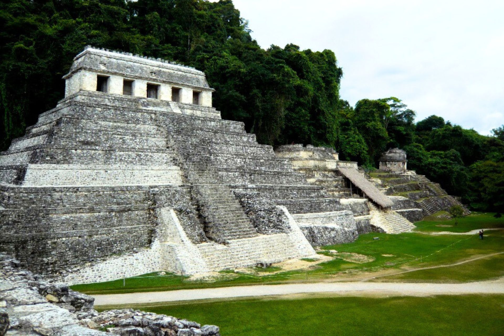Ruinas mayas bien conservadas rodeadas de selva
