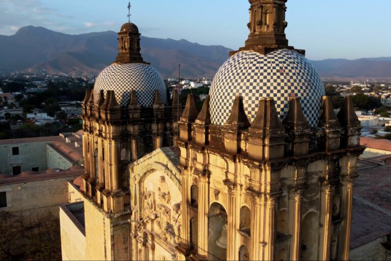 Parte de arriba de dos torres de una catedral con dos cúpulas blancas y azules