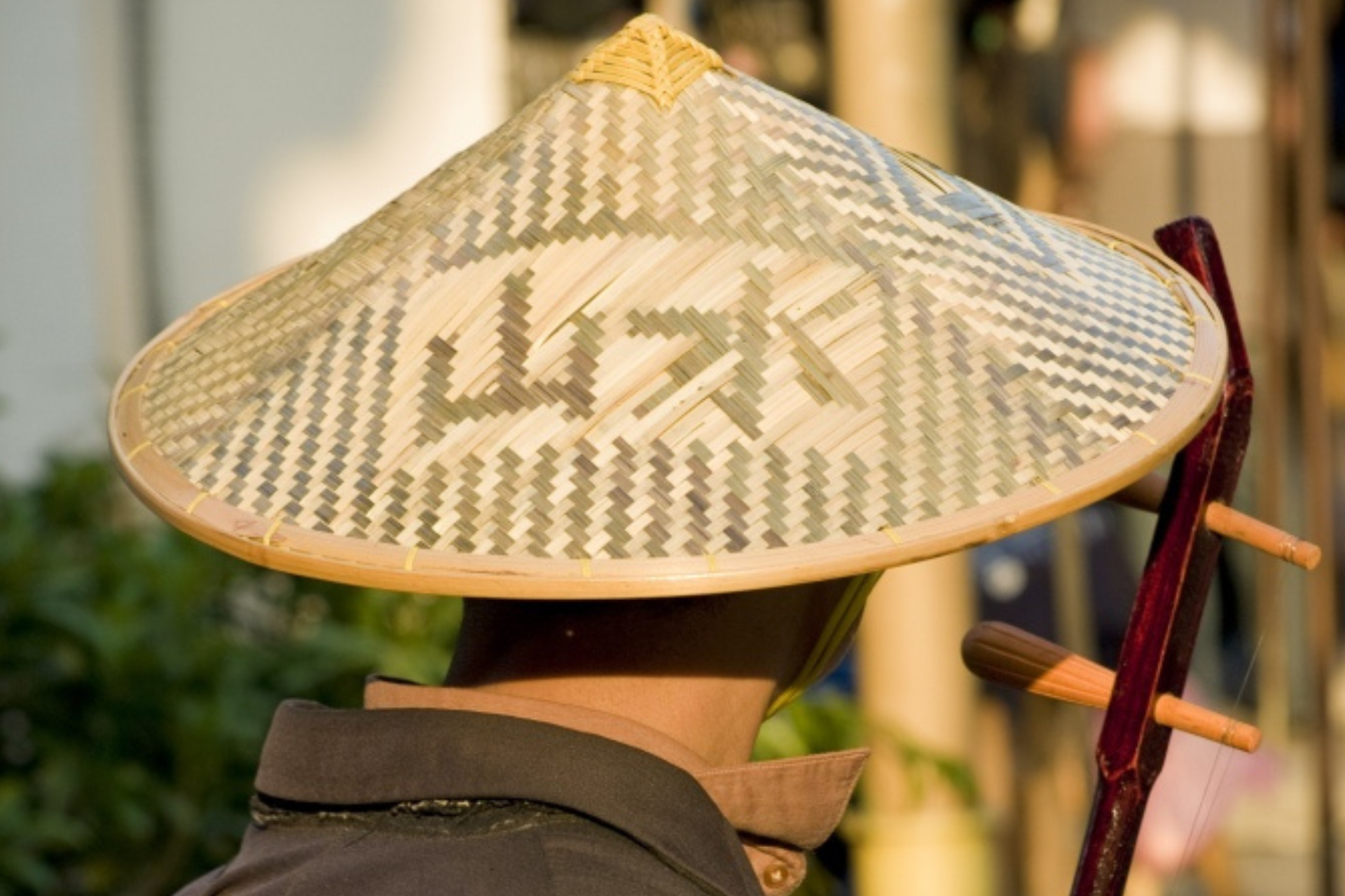 Cabeza de hombre con típico sombrero cónico asiático
