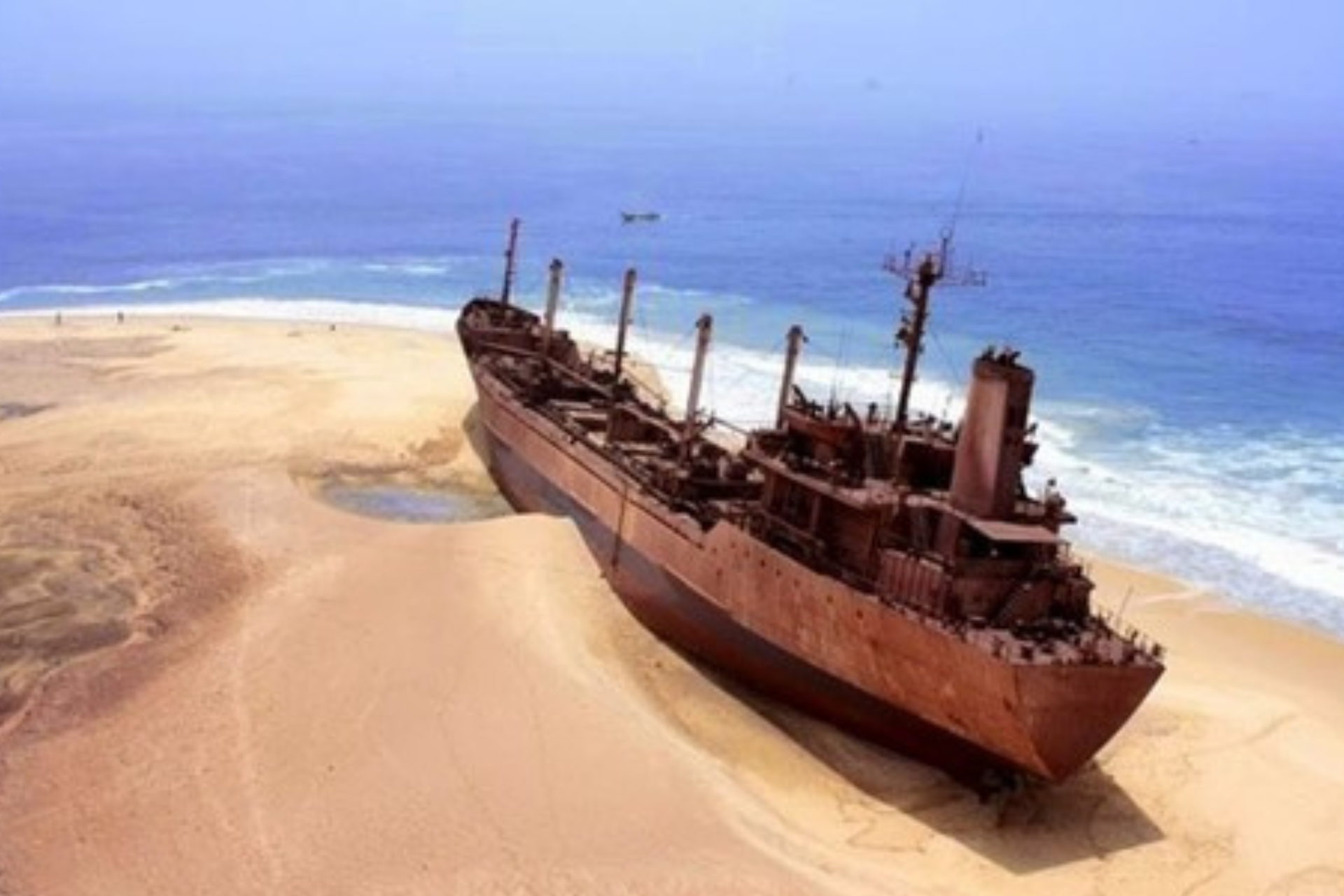 Barco oxidado en una playa