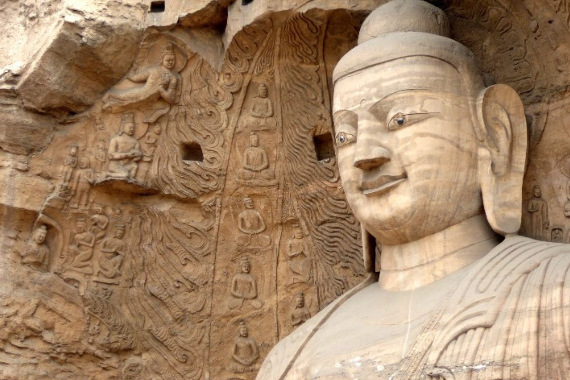 Cabeza y parte superior del torso de Buda excavado en piedra