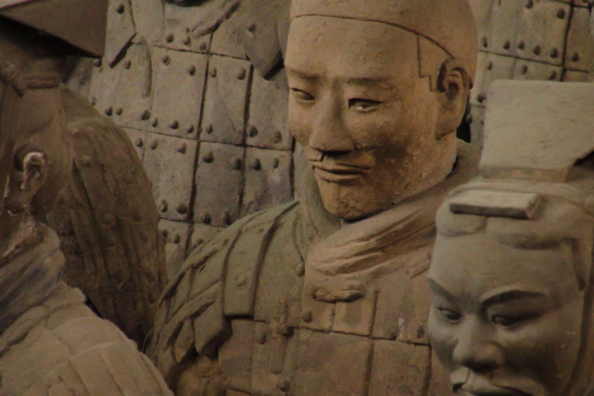 Varias estatuas de piedra gris y rostro oriental, muy juntas