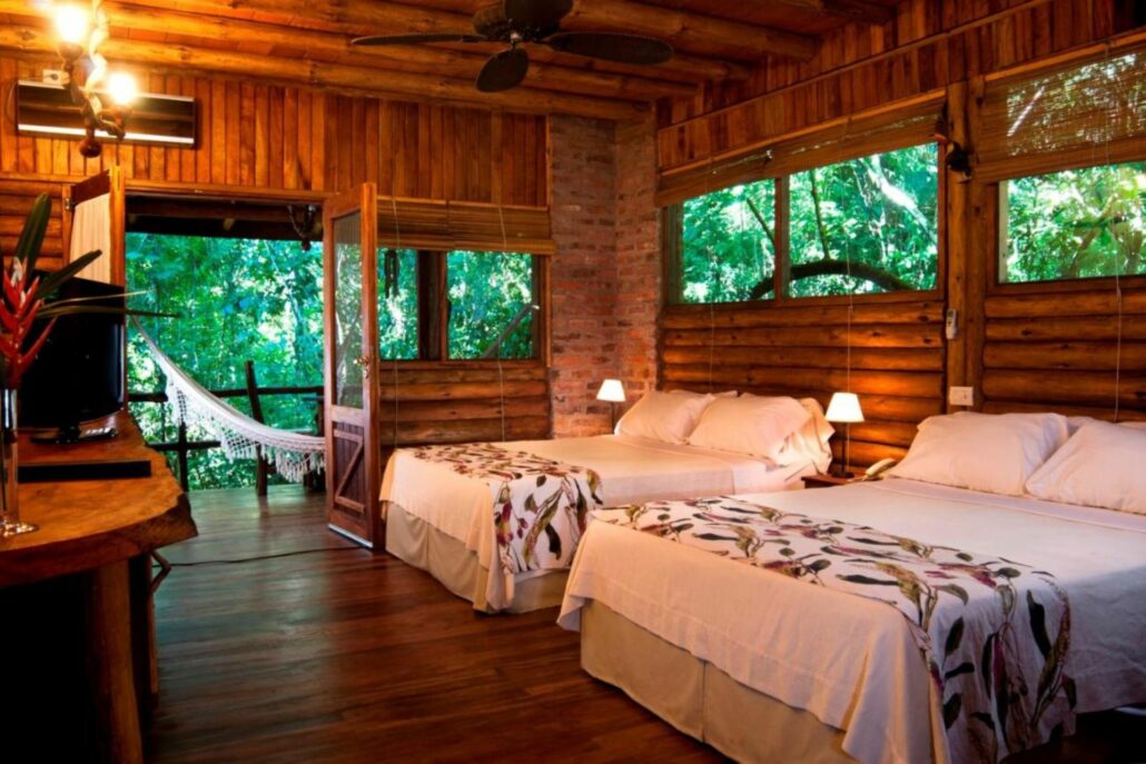 Habitación de un lodge de madera en medio de la selva