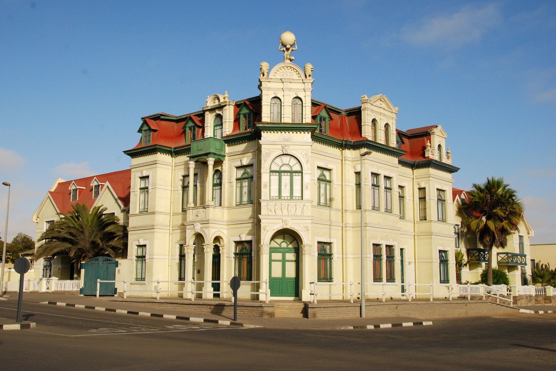 Edificio antiguo de color amarillo y tejado rojo