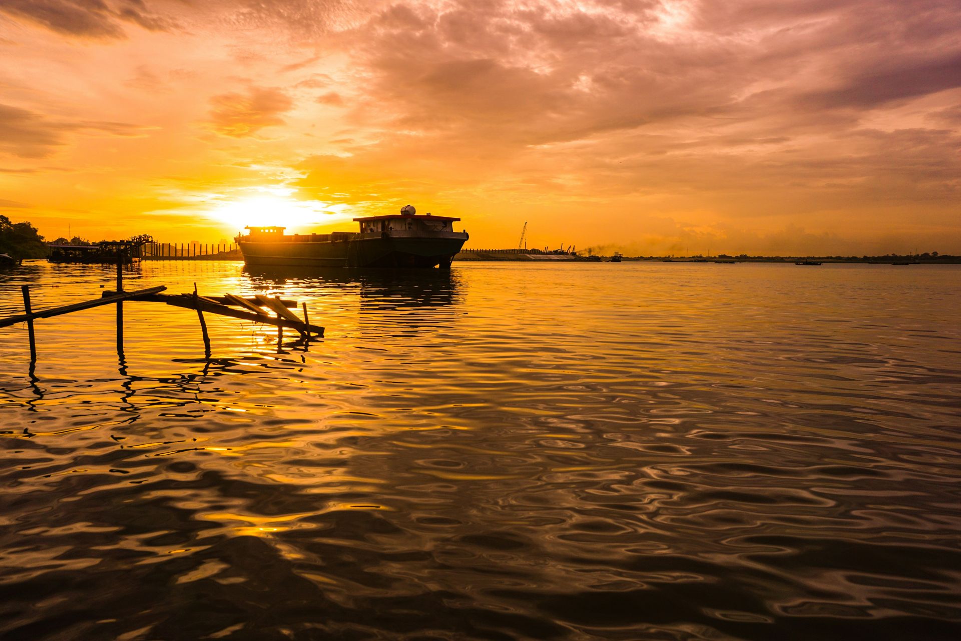 Agua y embarcación bajo la luz dorada del atardecer