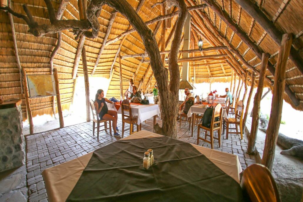 Interior del restaurante de un ecolodge de madera sirve para saber que es un ecolodge