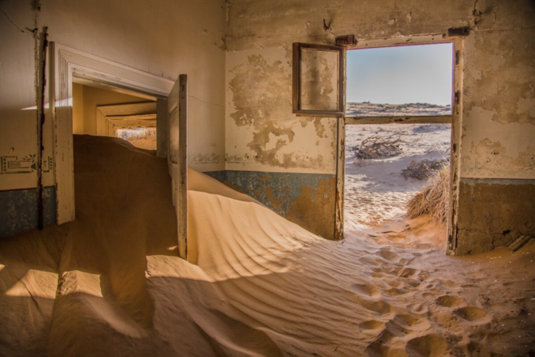 Casa en el desierto cubierta de arena por dentro