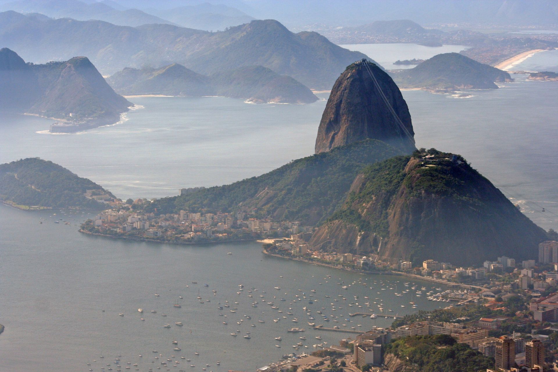 Vista aérea de la bahía de Río de Janeiro en Brasil