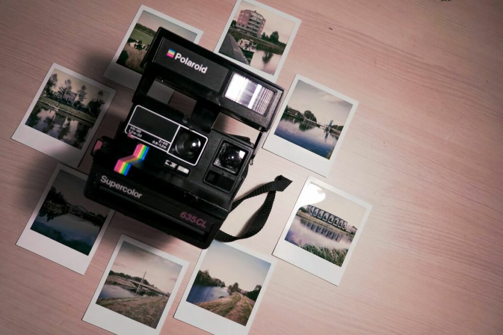 Cámara polaroid con fotos impresas uno de los consejos de fotografía de viajes