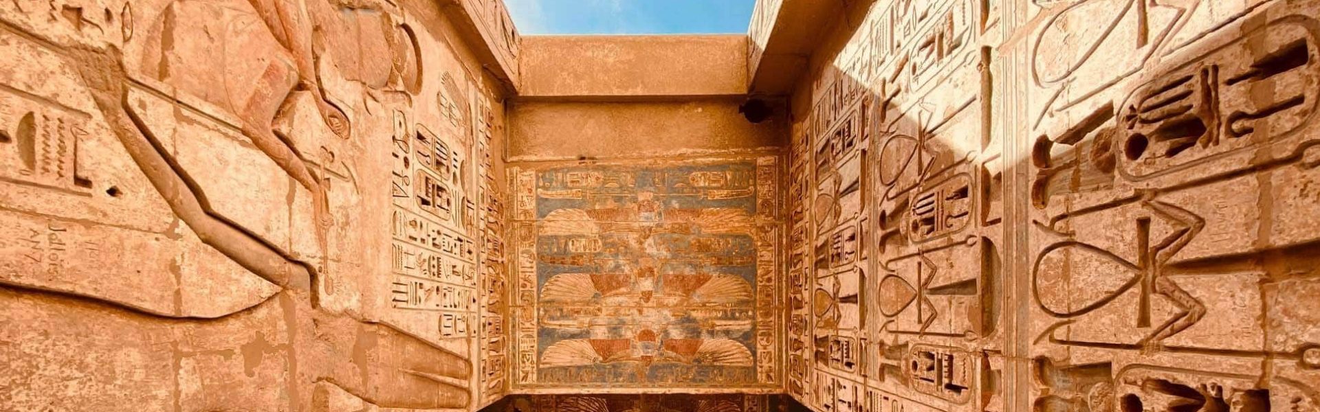 Detalle de pinturas y bajorrelieves en Egipto