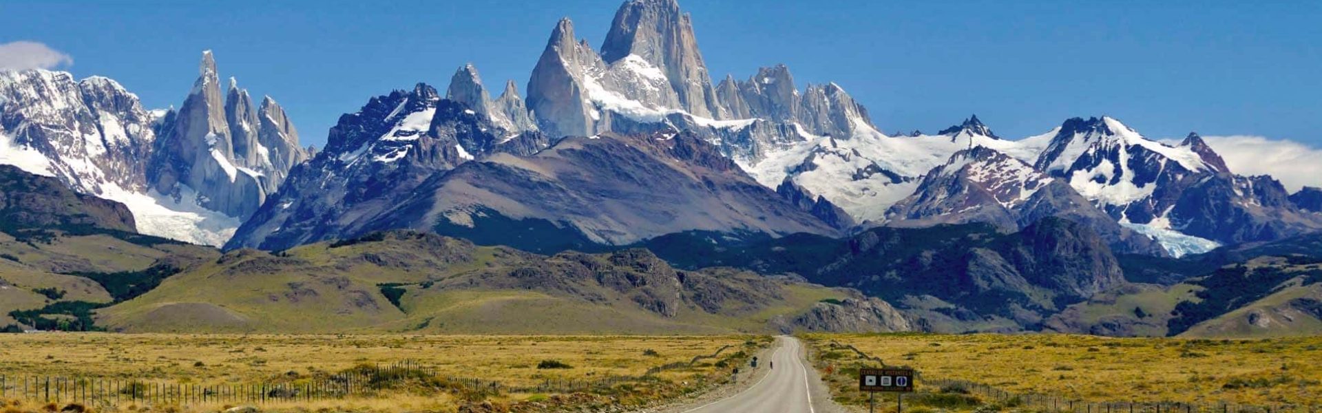 Carretera con vistas a las montañas de la Patagonia