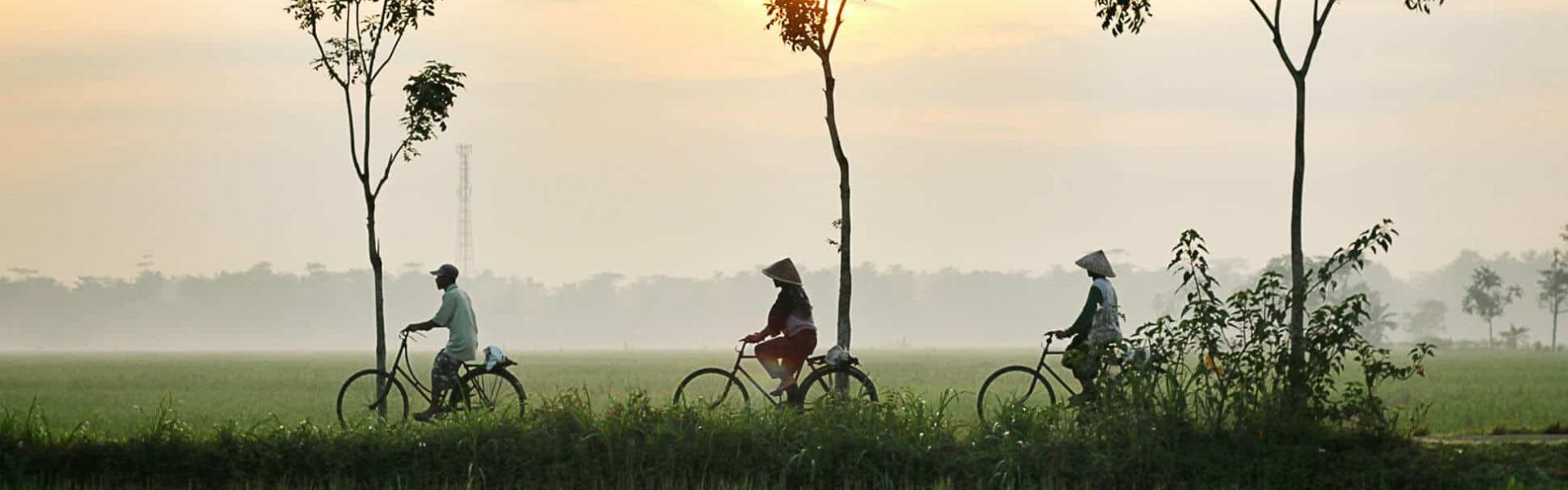 Silueta de personas en bicicleta en Asia